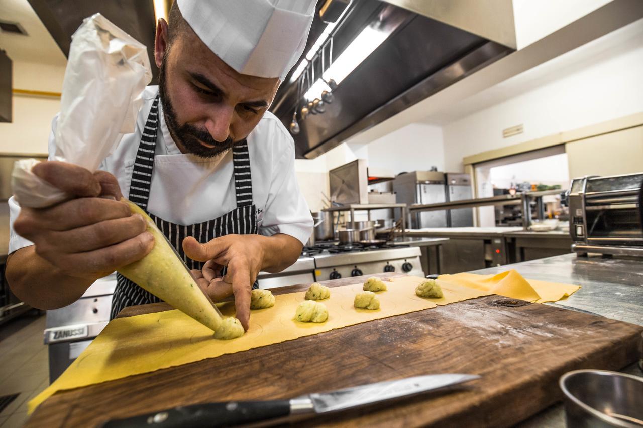 Bagni Di Pisa Palace & Thermal Spa - The Leading Hotels Of The World San Giuliano Terme Esterno foto A pastry chef making gnocchi