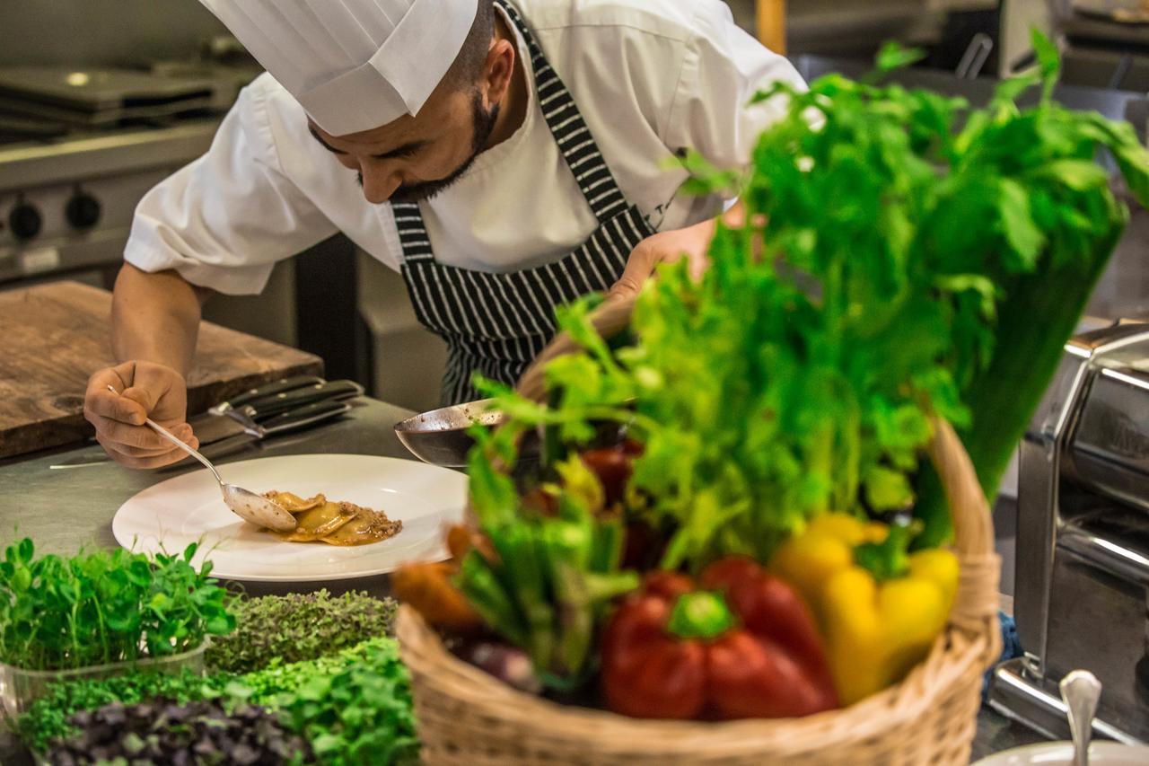 Bagni Di Pisa Palace & Thermal Spa - The Leading Hotels Of The World San Giuliano Terme Esterno foto A chef preparing a dish